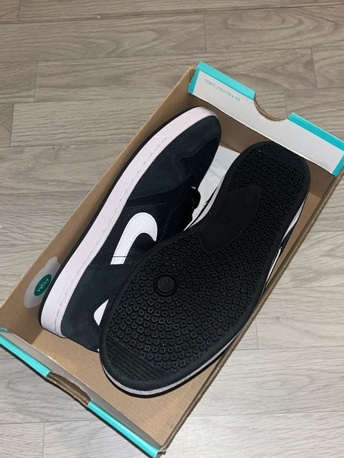 Chaussure Nike sb noire taille 42 - photo numéro 2