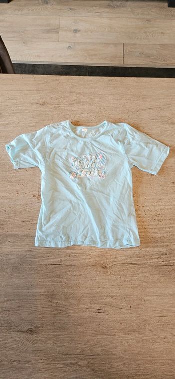 T shirt turquoise à manches courtes, taille 5/6 ans, peu mis