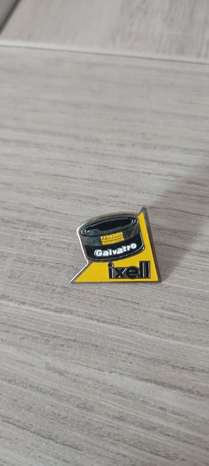 Pin's Ixell