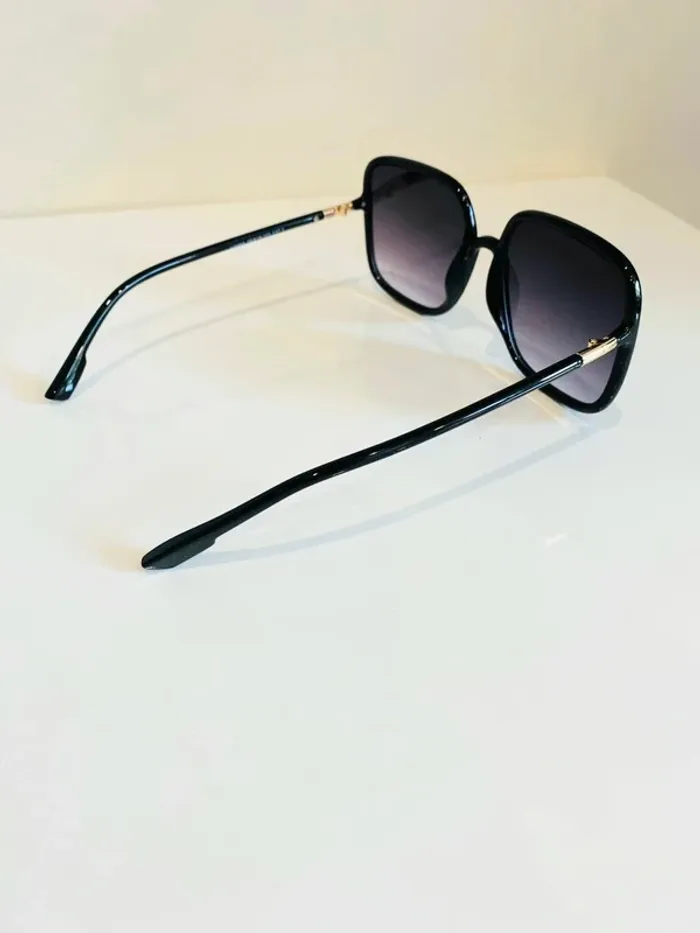 Lunette de soleil femme carrée noire et dorée verres dégradés UV protection catégorie 3 - photo numéro 7