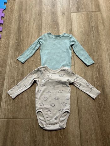 2 bodies h&m taille 6-9 mois bleu éléphant