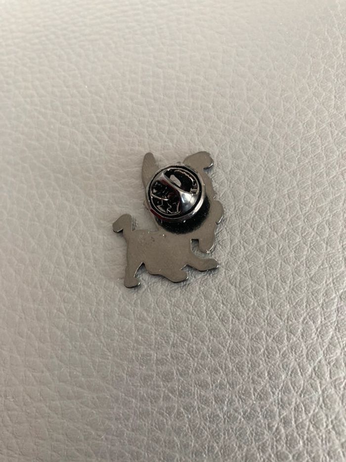 Pin’s petit chien gris dans coco - photo numéro 2