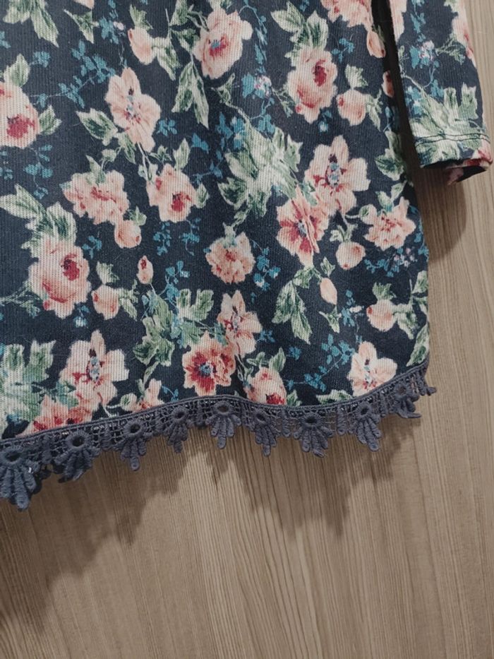 Blouse de chez pull Bear fleuries - photo numéro 3