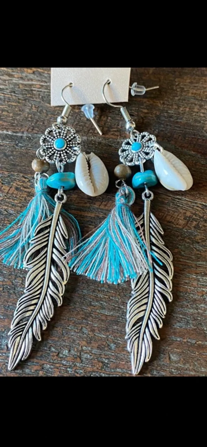 Magnifiques boucles d’oreilles avec fleurs, pompons, coquillages, plumes et perles - photo numéro 2