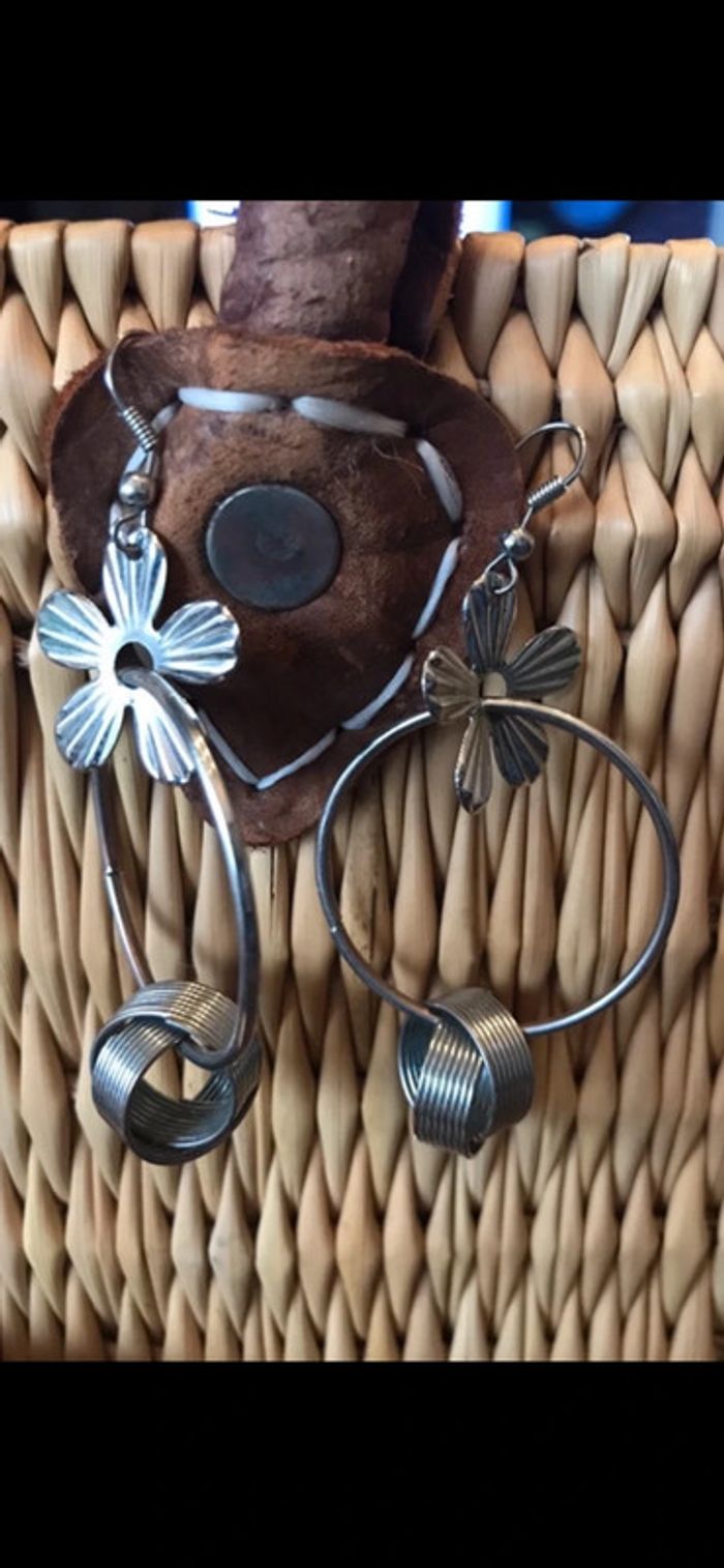 Magnifiques boucles d’oreilles anneaux , perles et fleurs - photo numéro 5