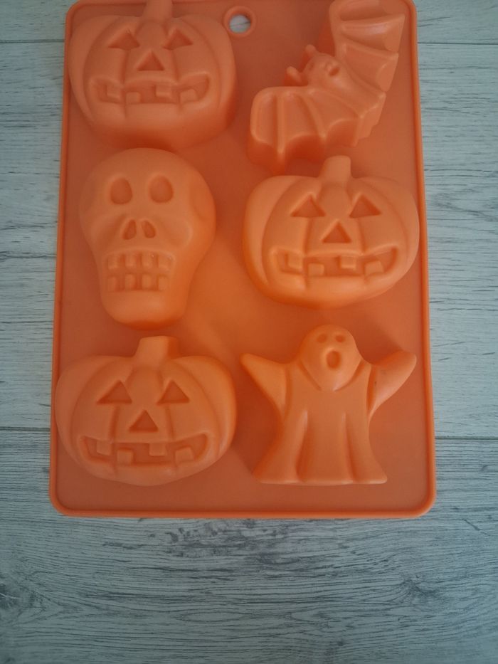 Moule en silicone orange "Halloween" en tres bon etat - photo numéro 3