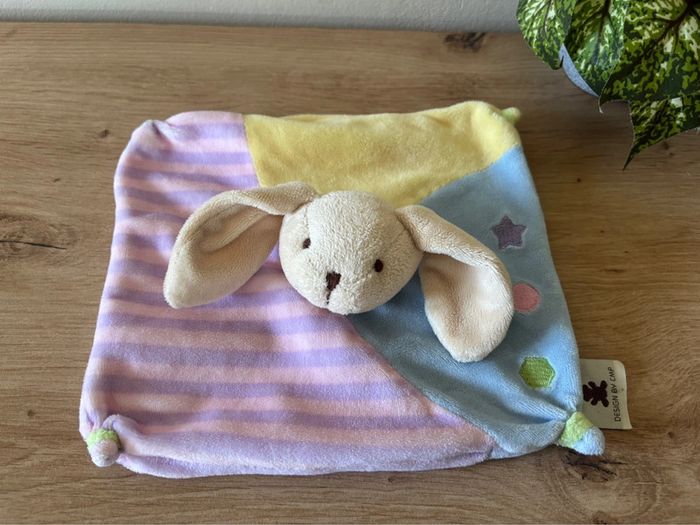 Doudou plat lapin bleu rose jaune rayé mauve cmp