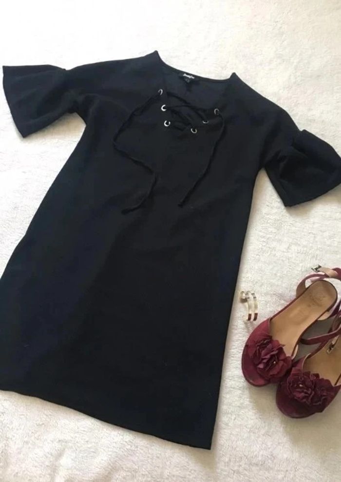 Petite robe noire d'été uni basique simple casual décolleté col V en lacets manches courtes