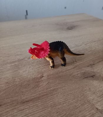 Figurines " Dinosaures Triceratops " 10,5 cm. 