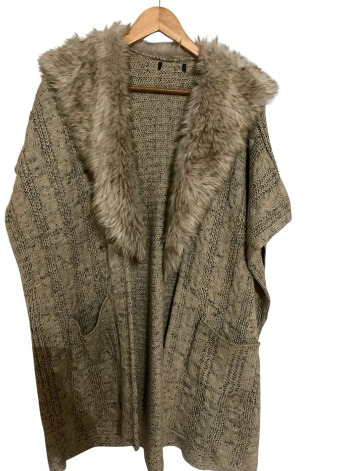 Veste épaisse longue Oversize manches courtes taille 42-44 très bon état col fausse fourrure - photo numéro 6