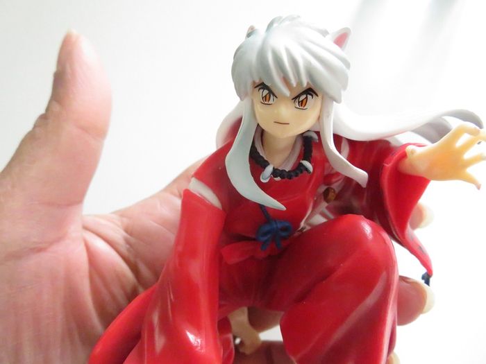 Figurine manga fille rouge accroupi - photo numéro 3