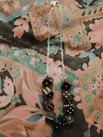 collier en métal argenté et dès noirs/ colorés.