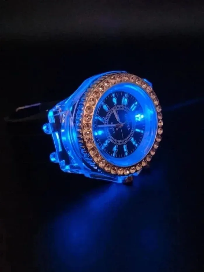 Montre noire lumineuse, style casino - photo numéro 3