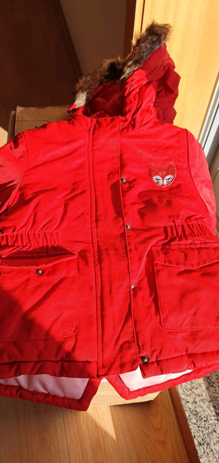 Kispo vermelho com 2 bolsos e pêlo removível no capucho