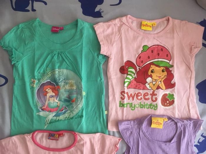 Lot de 4 T-shirts 4/5 ans (6€) - photo numéro 2