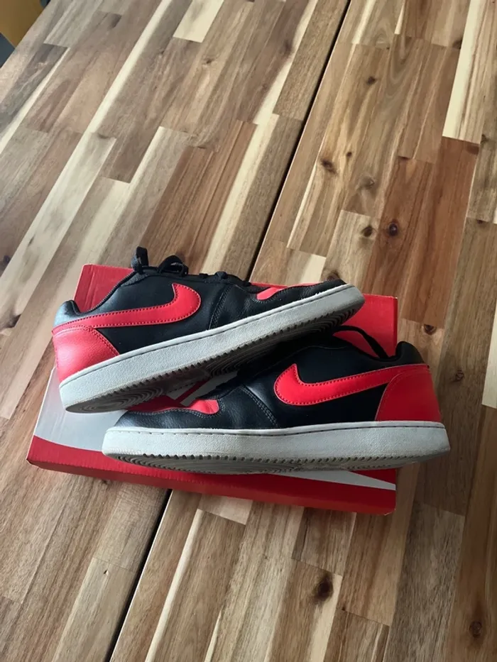 Nike Ebernon low rouge et noir