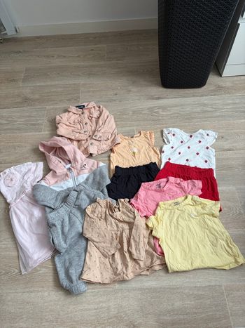 Lot de 11 vêtements taille 9mois 