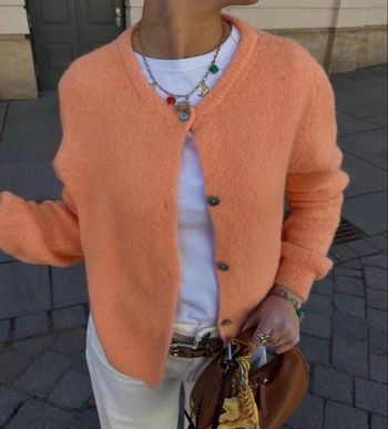 Cardigan gilet orange corail en maille douce et duveteuse manches longues boutons nacrés style cocooning oversize pull femme