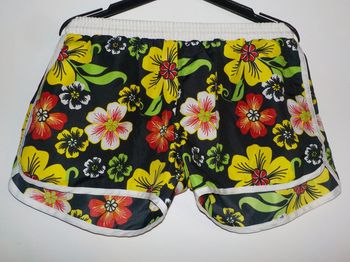 Short à fleurs fond noir Taille XL MAIS taille petit