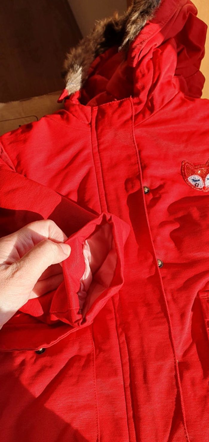 Kispo vermelho com 2 bolsos e pêlo removível no capucho - photo numéro 4