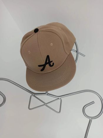 Casquette avec la lettre A