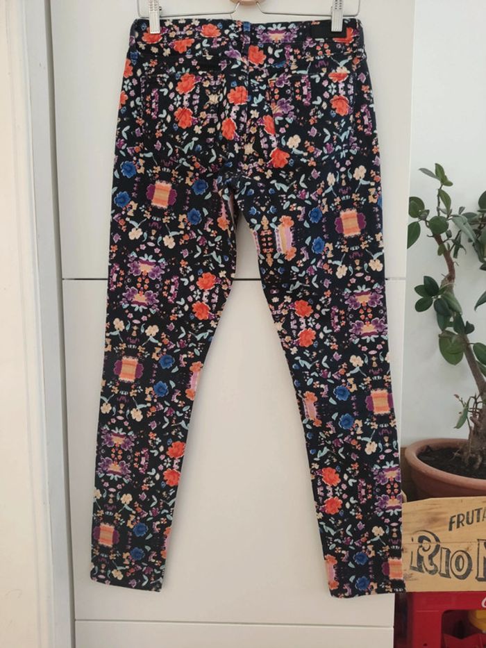 Jean Levi's modern Rise skinny demi curve fond noir et fleurs multicolores W27 L32 - photo numéro 4