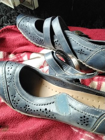 Chaussures à scratch  en cuir en parfait état pointure 41 et non 42