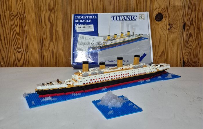 Mini bloc construction titanic 1878 pièce 68cm de long