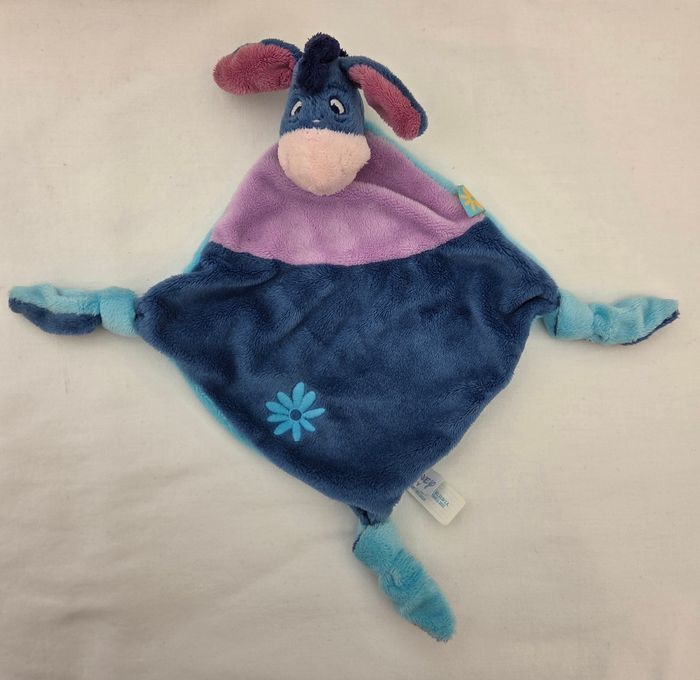Doudou Bourriquet plat losange bleu et mauve - Fleur - Disney