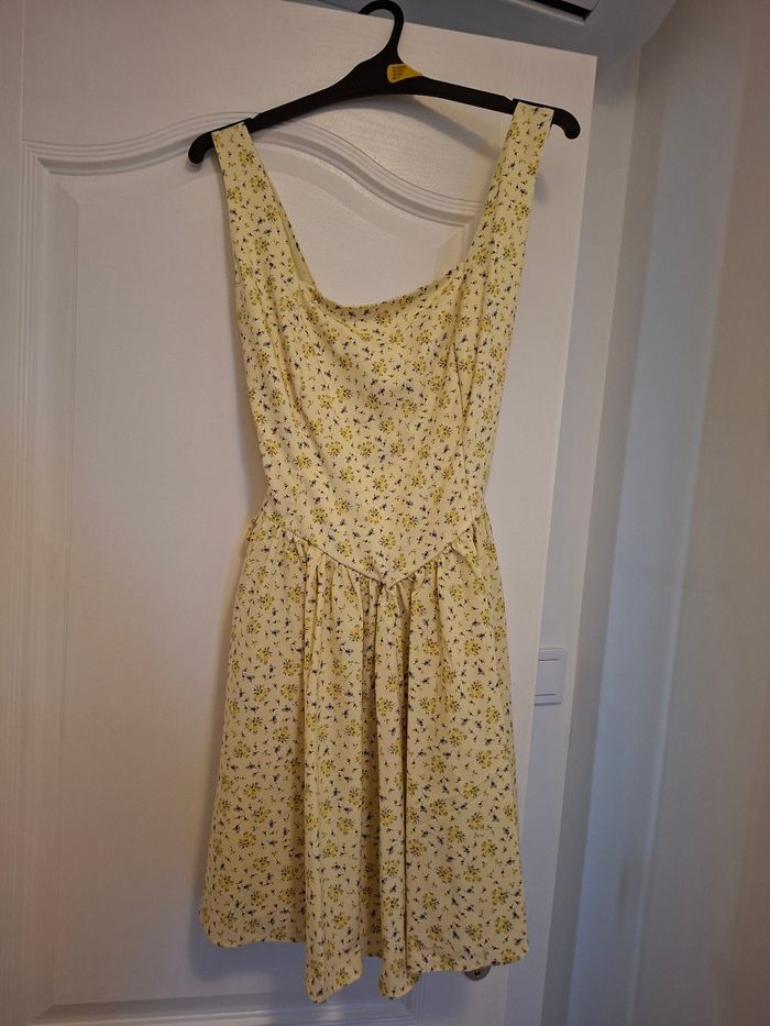 Robe jaune à fleurs