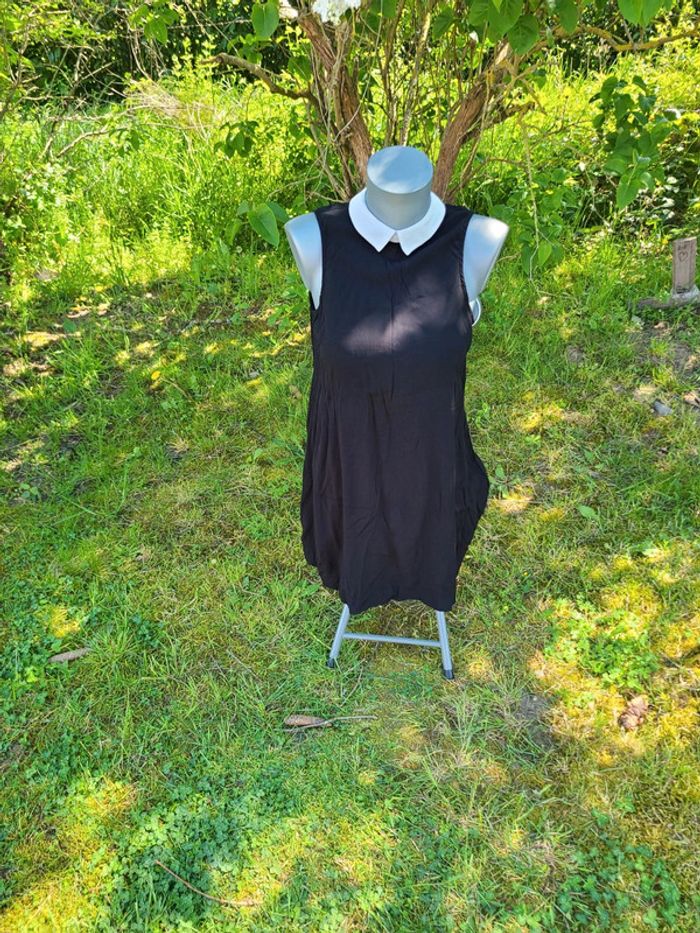 Petite robe noire avec col Claudine.