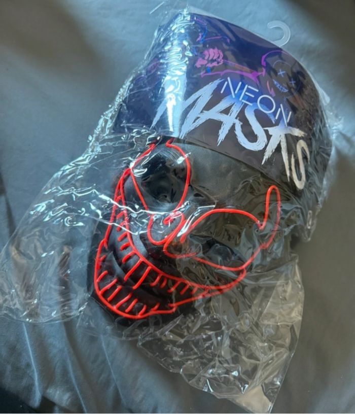 Déguisement satanic sorcier Halloween avec accessoires masque led et collier - photo numéro 4