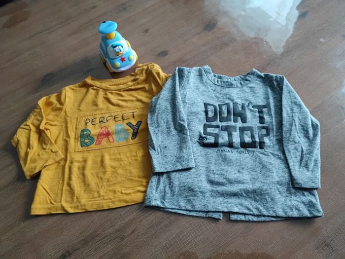 2 tee-shirts manches longues gris et moutarde