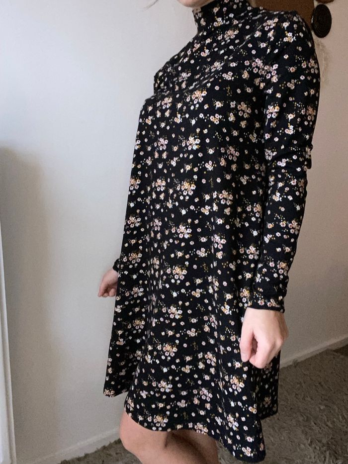 Magnifique petite robe noir fleuri taille s fb sister - photo numéro 2