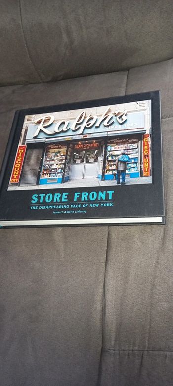 Livre ralph's store front