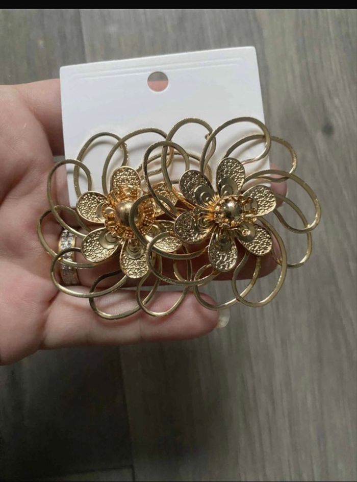 Boucles d’oreilles NEUVES avec étiquette pour femme forme de fleurs 🌼 couleur doré - photo numéro 4