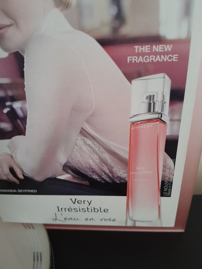 Présentoir Givenchy - photo numéro 5