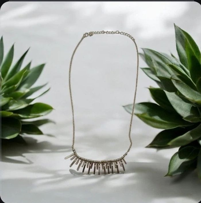 Collier avec petit strass en très bon état 52cm de longueur