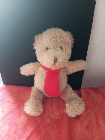 Nounours beige écharpe rouge