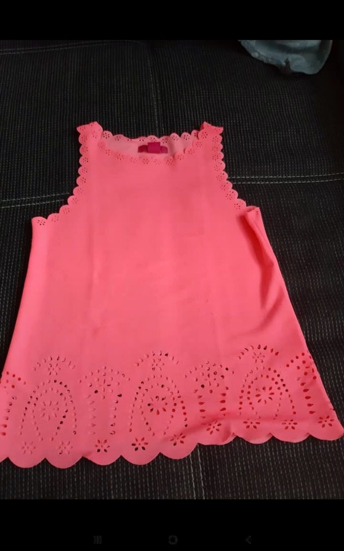 Débardeur rose à motif trou en bas