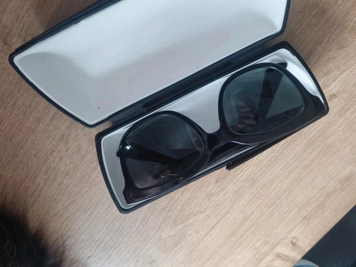 Belle Monture Lunette soleil avec verres vue noire très bon état et sa boîte rangement afflelou - photo numéro 2