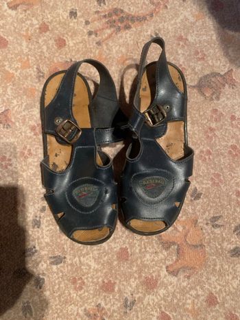 nu pied garçon bleu marine écusson sur le dessus, 34