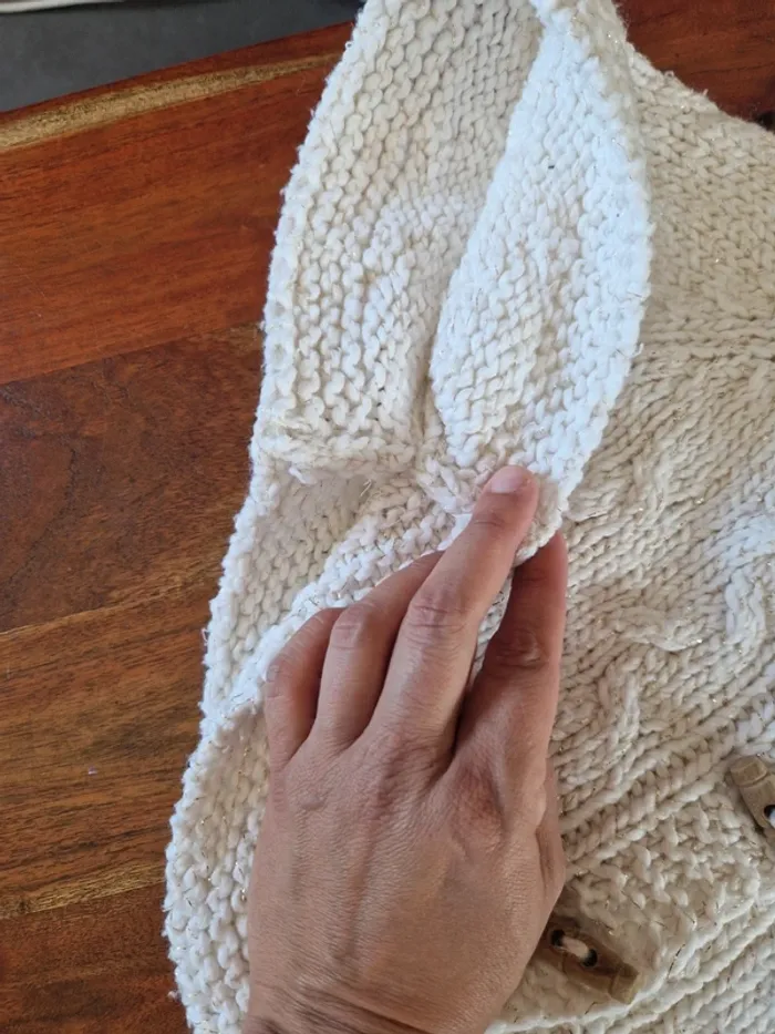 Poncho style tricot avec fil lurex doré avec capuche - photo numéro 3