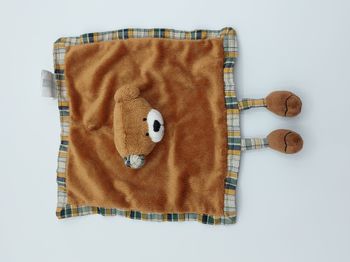 Doudou plat ours marron AUBERT Concept carreaux beige blanc bleu vert