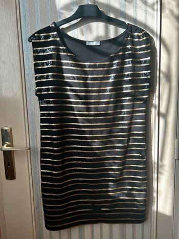 Robe noir sequins doré