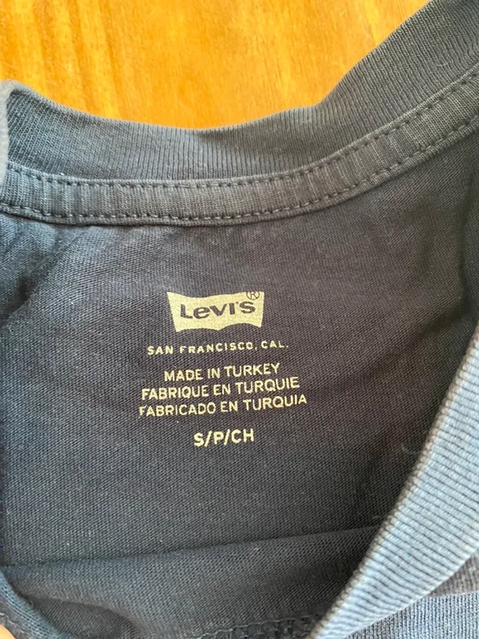 Lots deux tshirts Levis - photo numéro 2