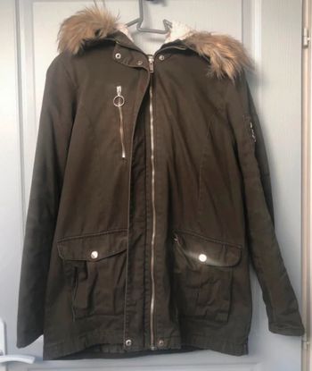 Manteau kaki Jennyfer taille M correspond à un taille S