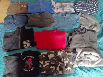 Lot de 14 gilet sans capuche et veste à capuche 8 ans