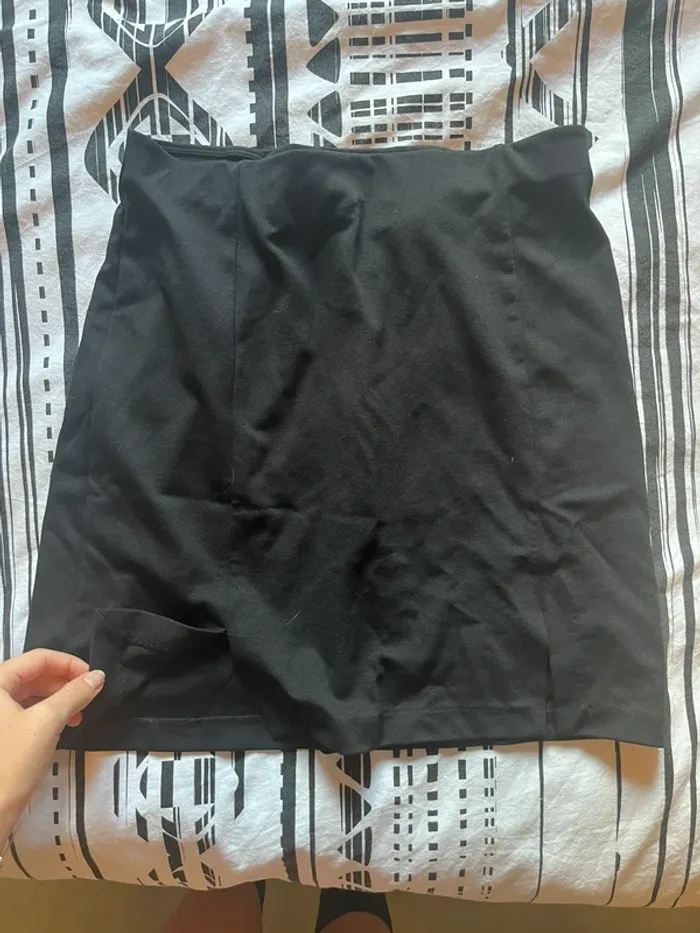 Jupe noire - photo numéro 2