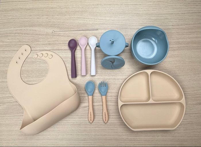 Set Repas Bébé Fille Silicone 9 Pièces Sans BPA – Idée Cadeau Naissance – Produit Neuf